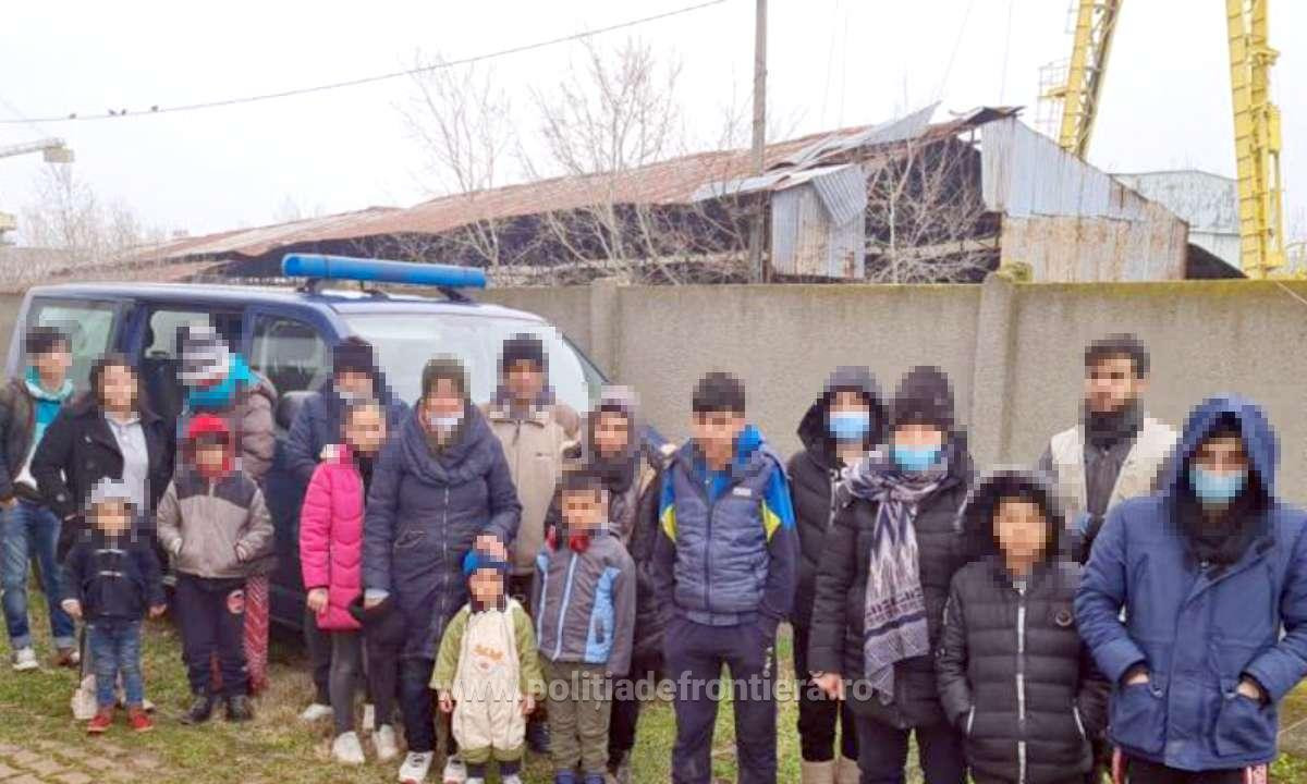 Barcă plină de migranți, dintre care jumătate copii, depistată de polițiști la Porțile de Fier. Cât au plătit călăuzelor