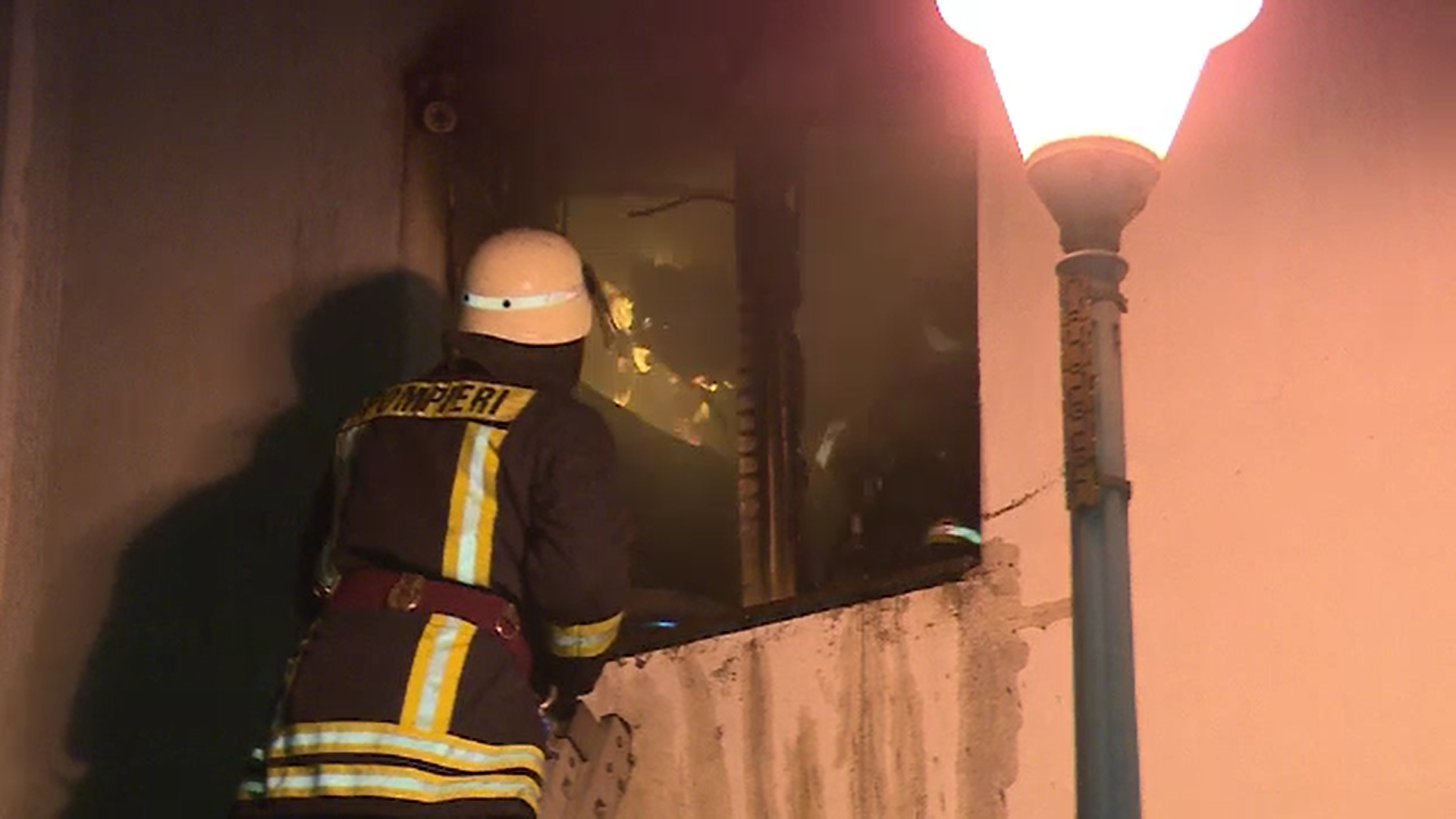 Incendiu la un bloc din Galați. Flăcările au cuprins dormitorul unei bătrâne