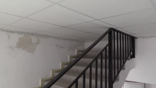 Scări care se termină în tavan și lipsă de acustică pentru evenimente, într-un cămin cultural din Timiș