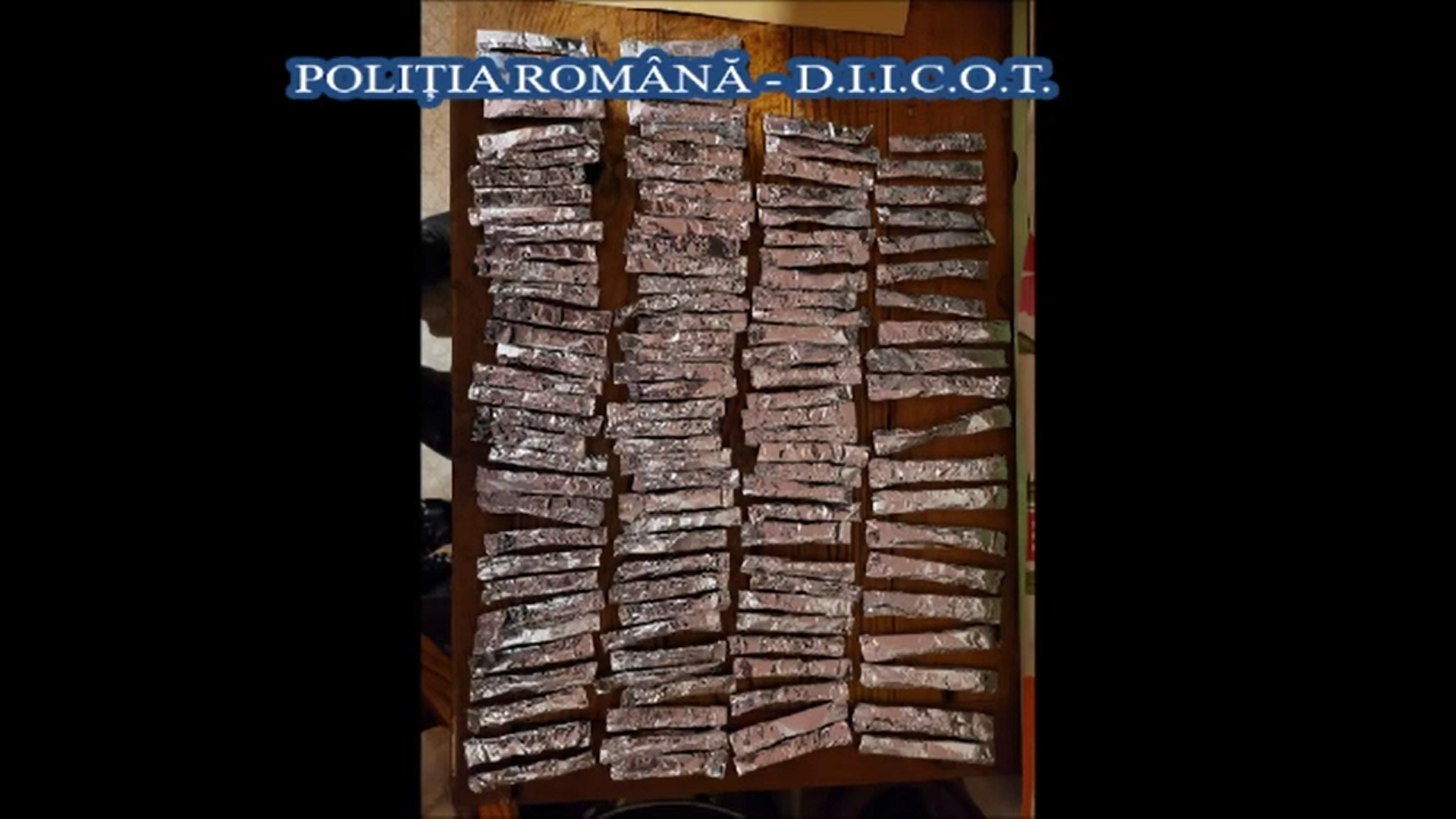 Descinderi de amploare în Hunedoara. 27 de percheziţii la persoane suspectate de trafic de etnobotanice