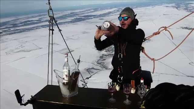 Proiectul lansat de un avocat din Bucureşti, după ce s-a luptat cu diabetul. Acrobaţii la 2.000 de metri