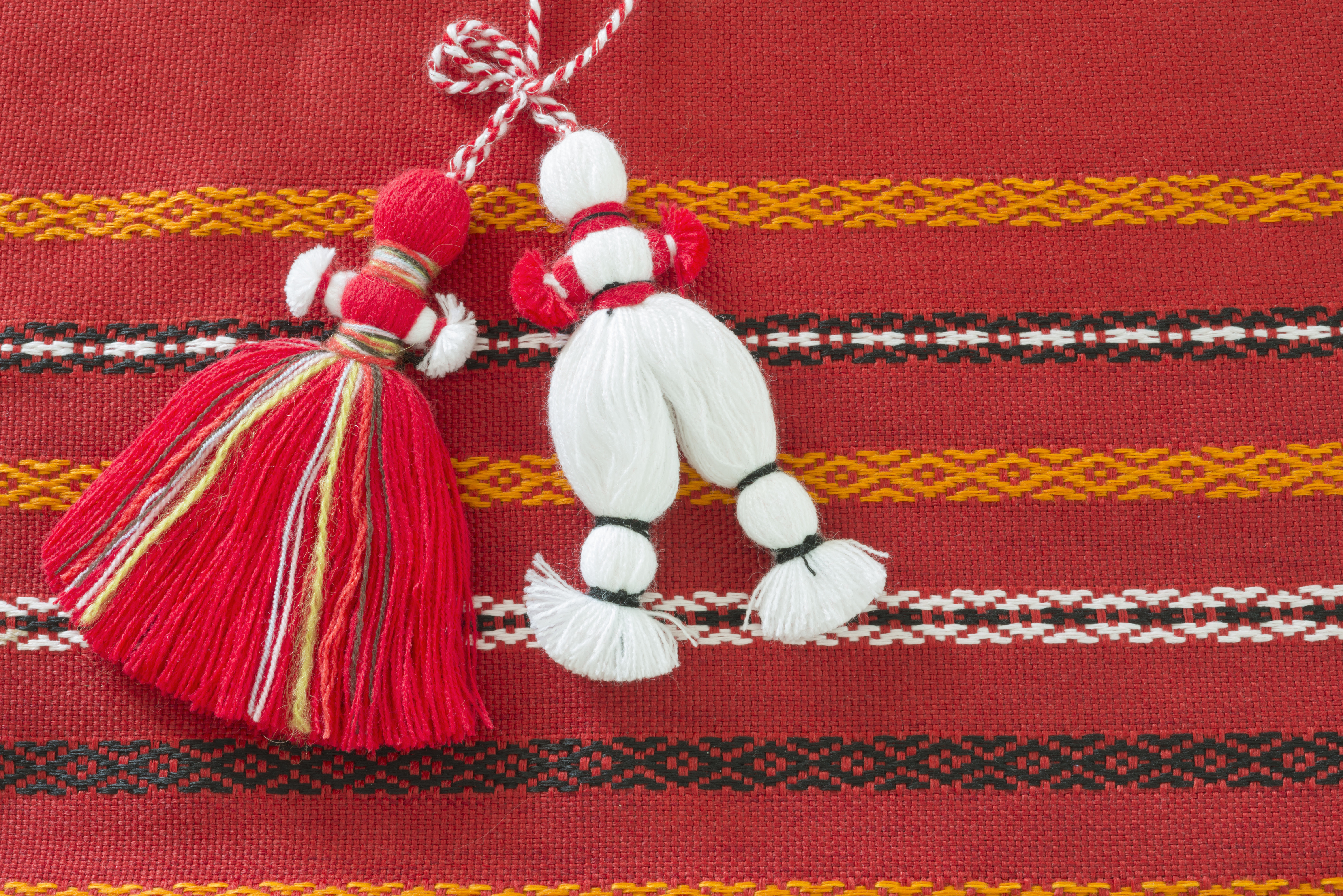 Mărțișor 2024. Legendele Mărțișorului și de ce dăruiesc românii un șnur împletit din alb și roșu în prima zi de primăvară