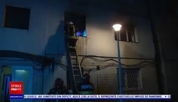 Incendiu la un bloc din Galați. Flăcările au cuprins dormitorul unei bătrâne
