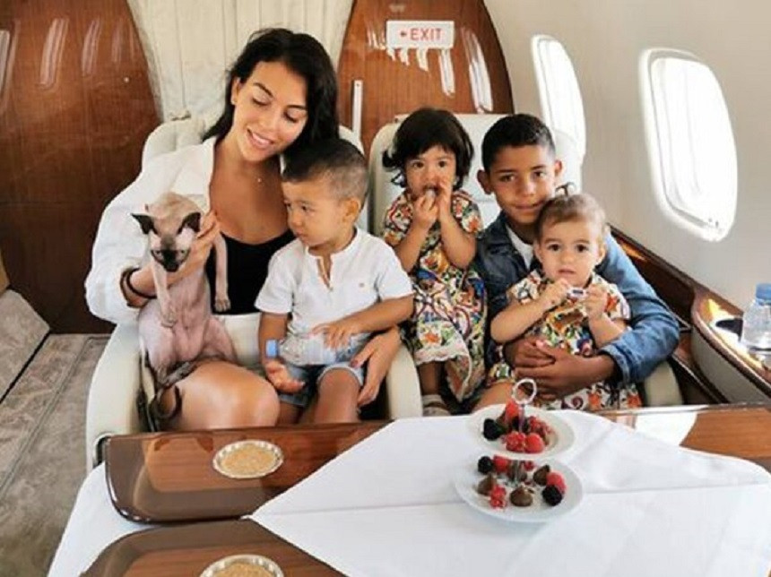 Pisica Sfinx a lui Cristiano Ronaldo, dusă cu avionul privat la Madrid, după ce a fost lovită de o maşină la Torino