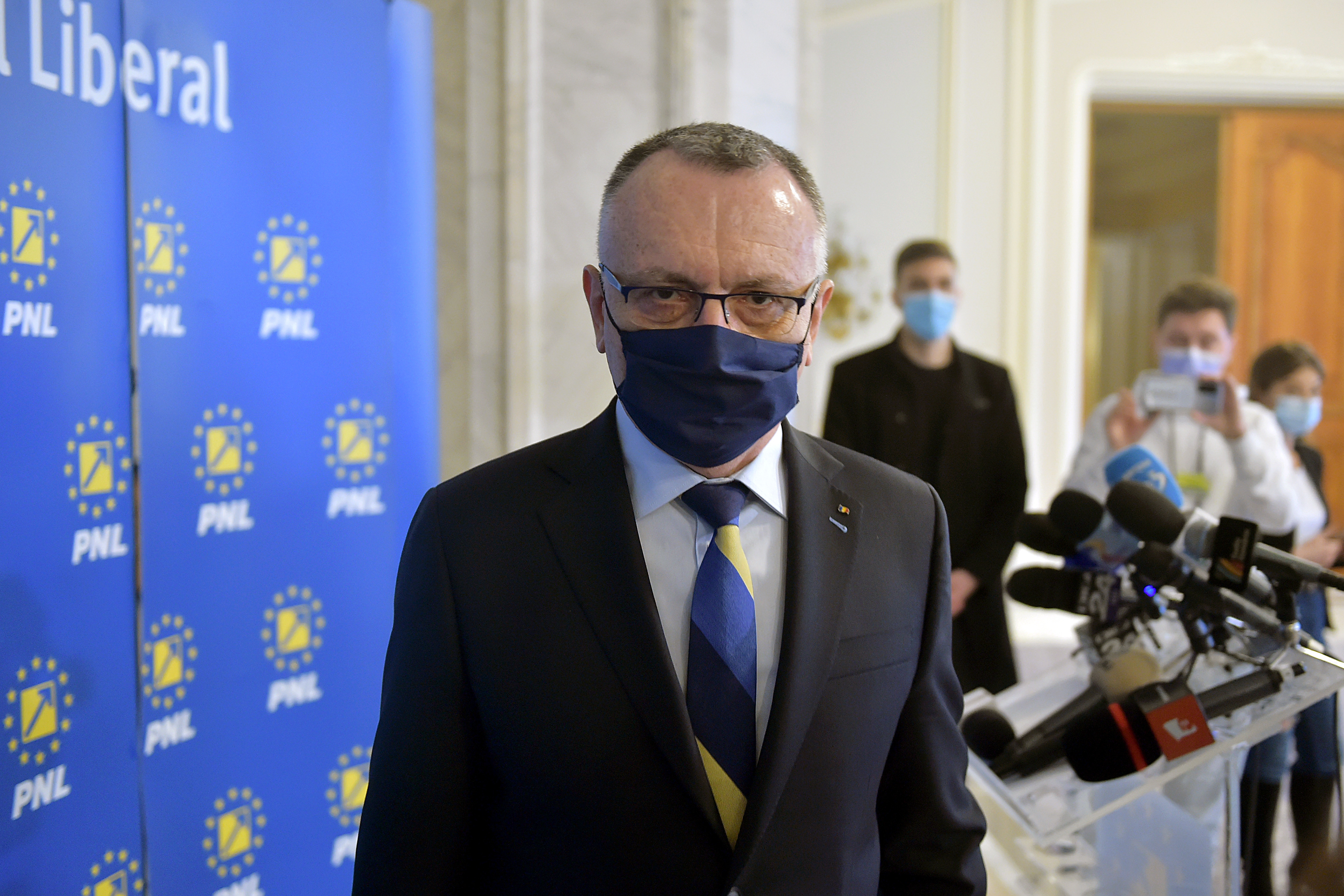 Ștacheta „trebuie coborâtă inteligent” la examenele naționale după pandemie, crede Sorin Cîmpeanu