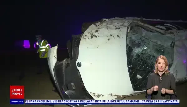 Un şofer de 21 de ani a lovit un autoturism care circula regulamentar, iar apoi s-a răsturnat