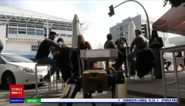 Chelnerii și barmanii, înlocuiți de roboți în mai multe localuri din Sevilla. Ce părere au clienții