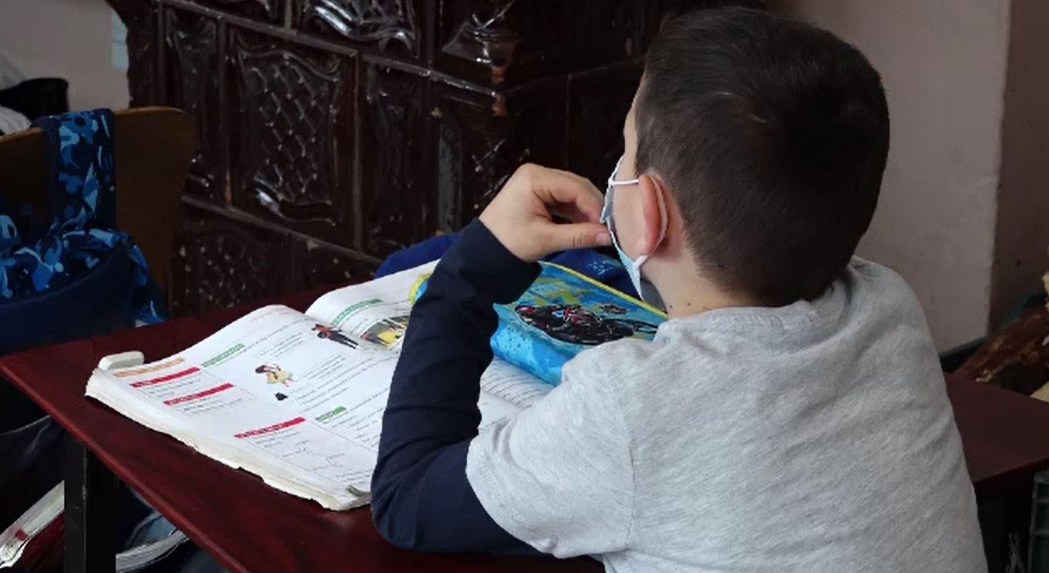 Zeci de copii, nevoiți să meargă 10 km până la școală, pentru că unitățile din satele lor se închid