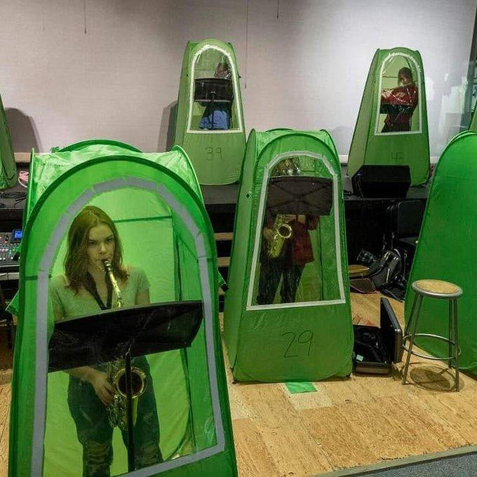 Soluția inedită găsită de un liceu din SUA pentru ca elevii să cânte la instrumente fără teama de COVID