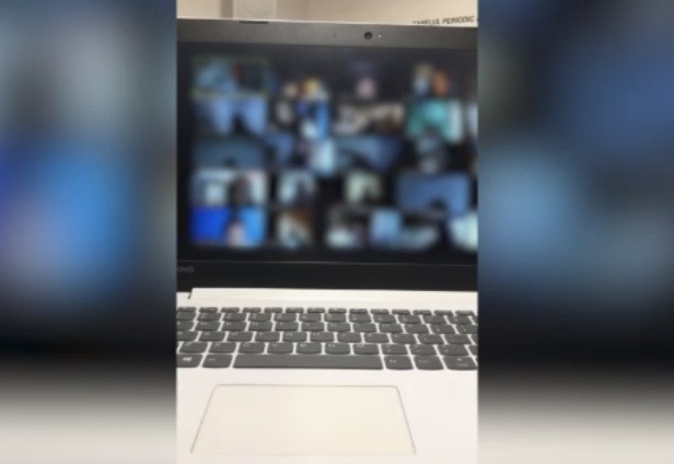 Un profesor din București s-a afișat în lenjerie intimă în fața elevilor, la un curs online