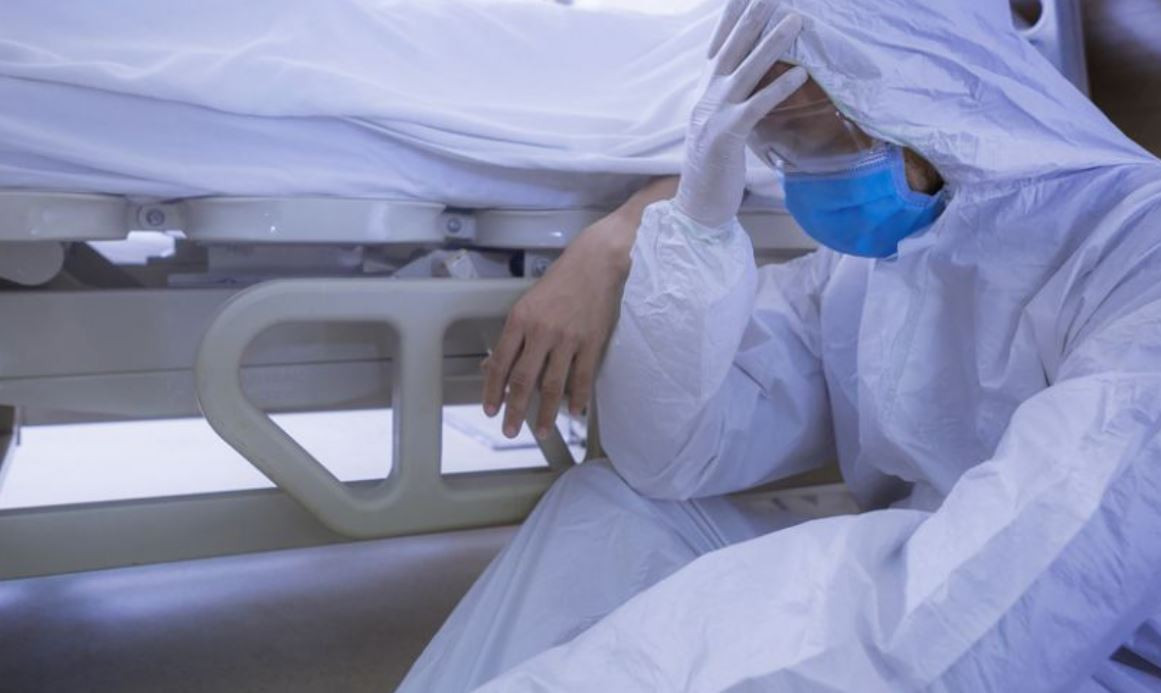 Doctori din Iași: Afară scandau acei anti-mască. Noi aşteptam un loc la ATI ţinând de mână pacientul ce avea nevoie de oxigen