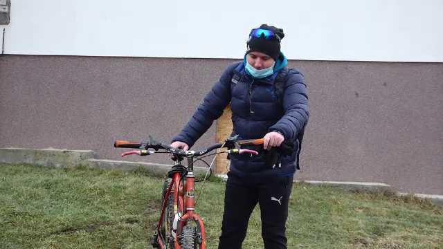 Un profesor de sport pedaleză zeci de km pentru a ajunge la ore în școlile din 2 sate: „Nu e ușor”