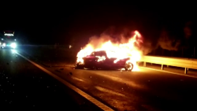 Un copil de 3 ani și tatăl lui, morți după ce au fost loviți în timp ce fugeau din mașina în flăcări