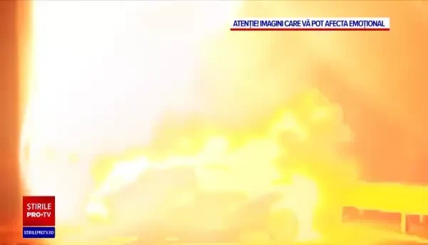 Un copil de 3 ani și tatăl lui, morți după ce au fost loviți în timp ce fugeau din mașina în flăcări