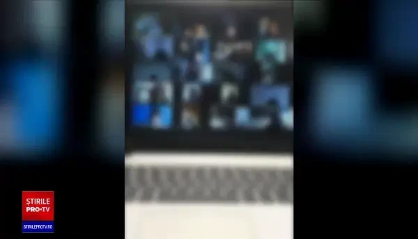 Un profesor din București s-a afișat în lenjerie intimă în fața elevilor, la un curs online