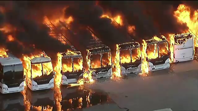 Incendiu devastator la periferia orașului Los Angeles. Zeci de autobuze au fost cuprinse de flăcări