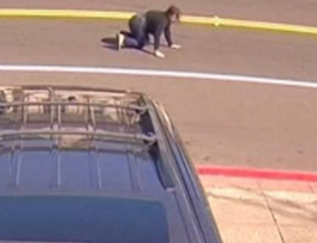 O femeie din California, târâtă zeci de metri de o mașină, după ce atacatorii i-au furat geanta. VIDEO