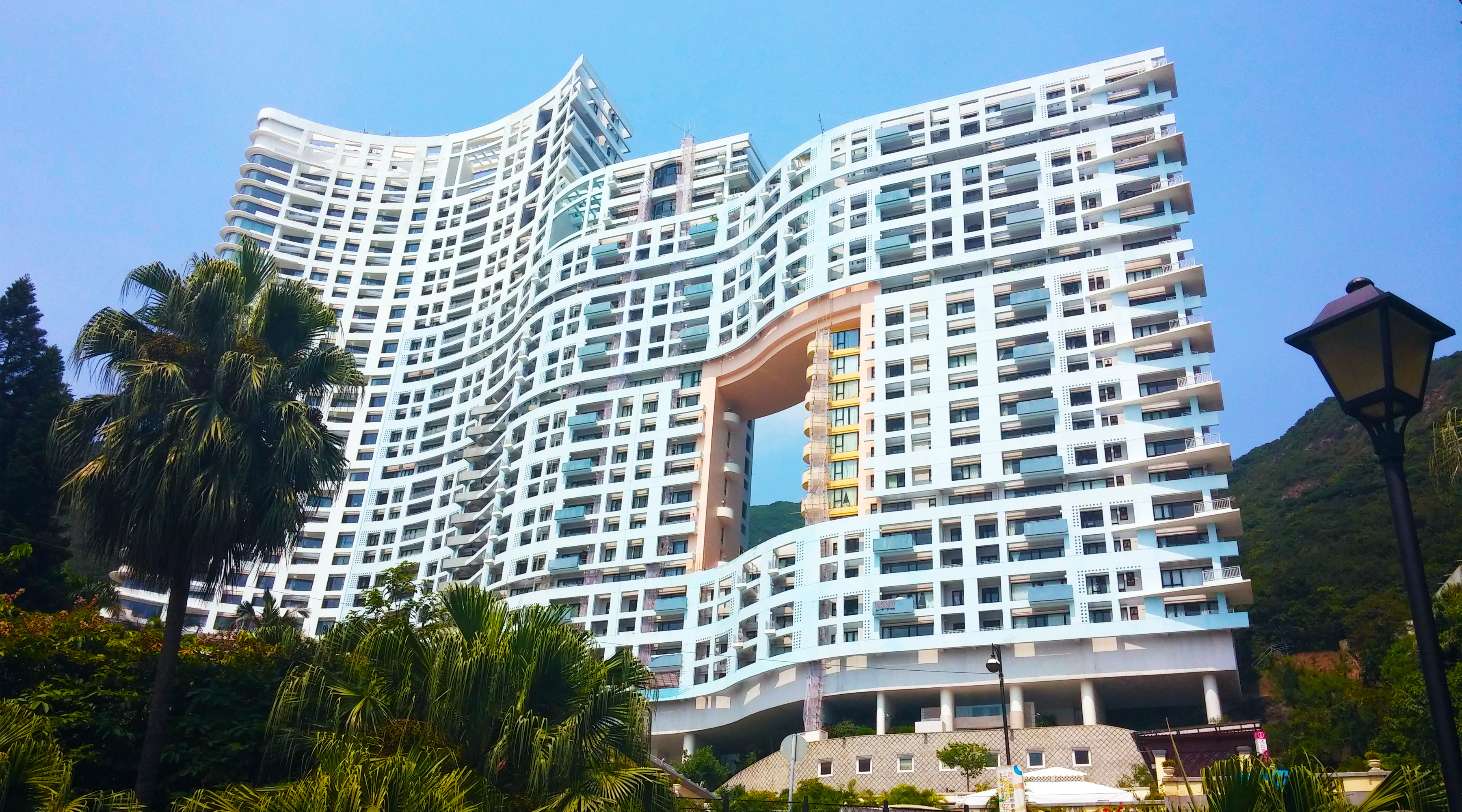 „Porți de acces pentru dragoni”. Motivul neobișnuit pentru care clădirile din Hong Kong au găuri