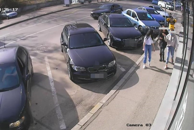 Trei tinere din Piteşti au găsit o borsetă cu 13.000 euro și au înapoiat-o doar după ce au aflat că au fost filmate