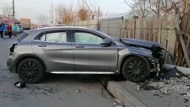 Două copile au murit după ce au fost strivite de o mașină, pe trotuar, în Bucureşti. Şoferiţa era să fie linşată