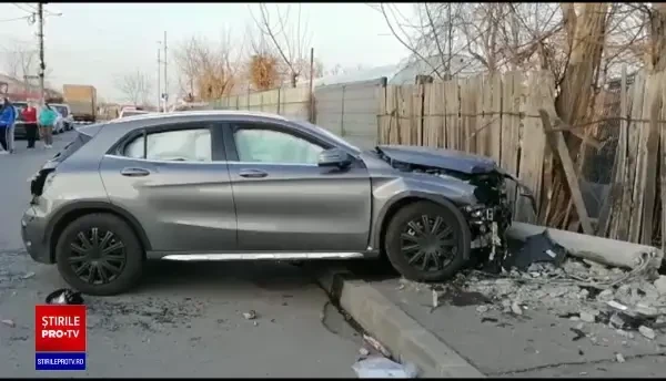 Două fete au murit după ce au fost strivite de o mașină, pe trotuar, în Capitală. Şoferiţa era să fie linşată