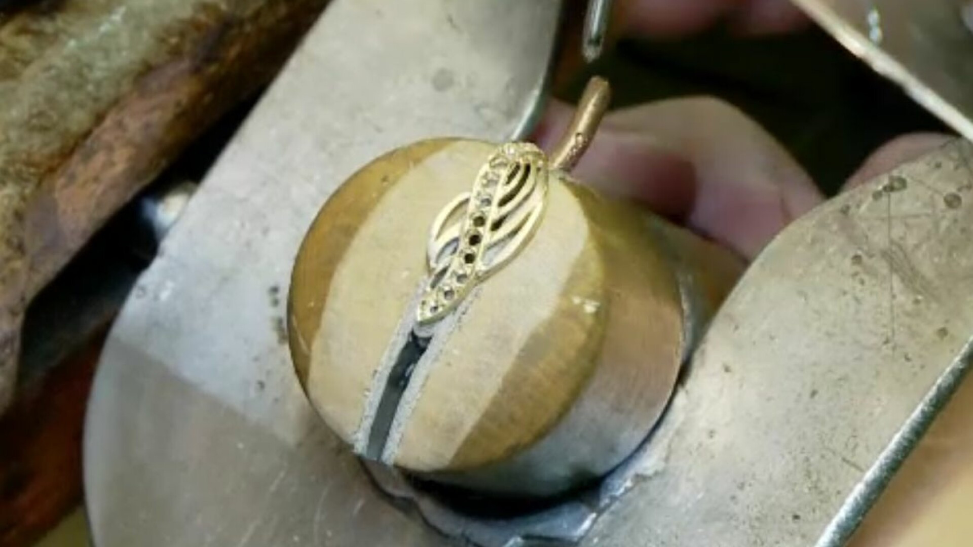 Cum deosebiți mărțișoarele de aur de falsuri și imitații. Explicațiile marcajelor oficiale