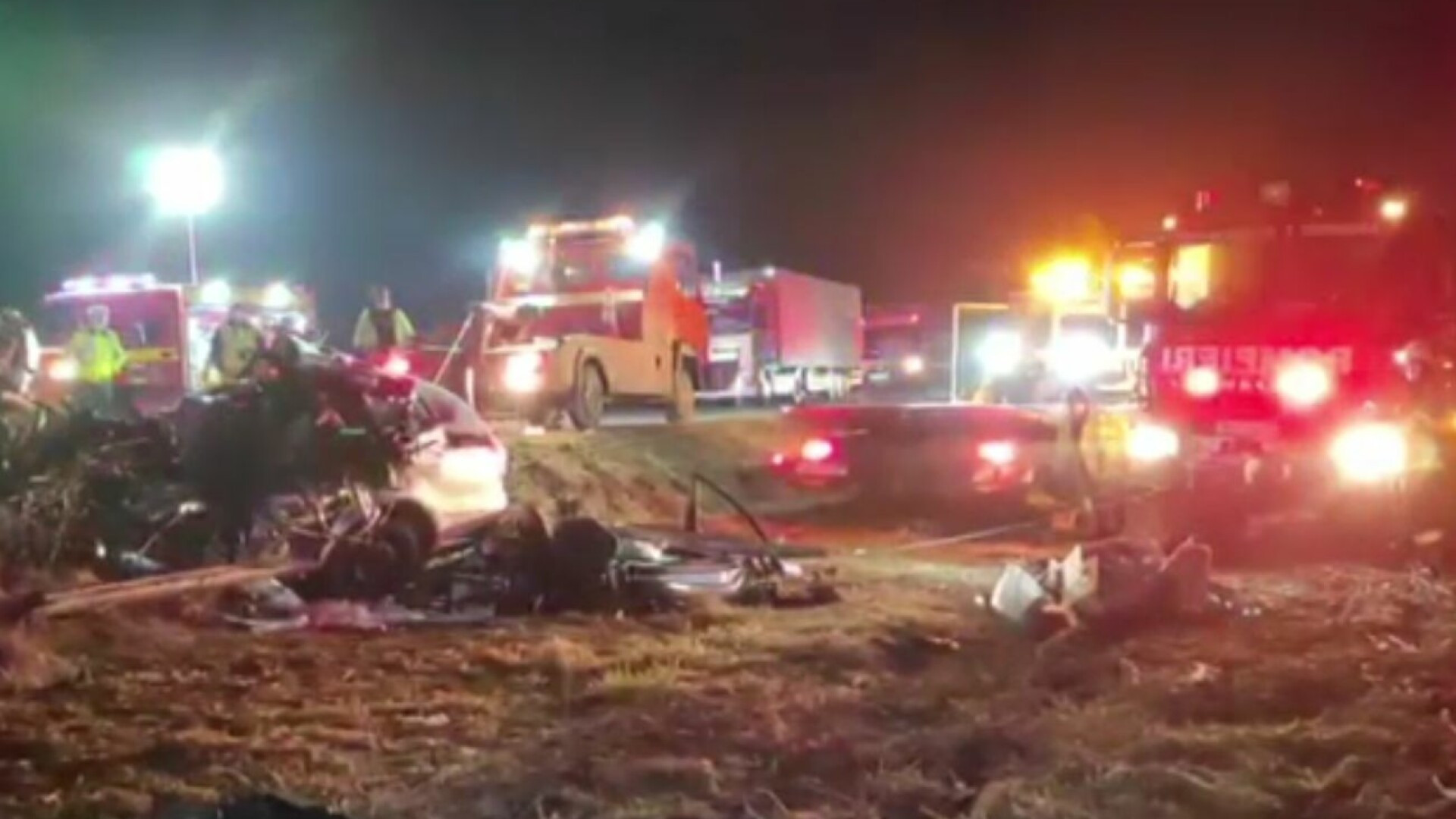 Au pierit striviți cu mașina sub TIR, la Lugoj. Pompierii s-au chinuit două ore să ridice camionul