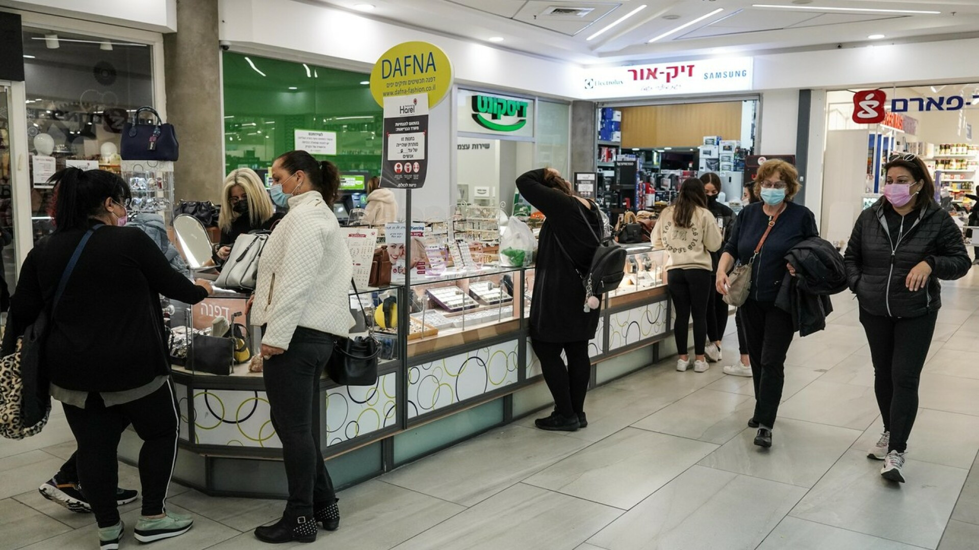 Cum arată viața oamenilor din Israel, care au permise verzi de vaccinare: „Par fericiți și eliberați, dar nu este ca înainte”