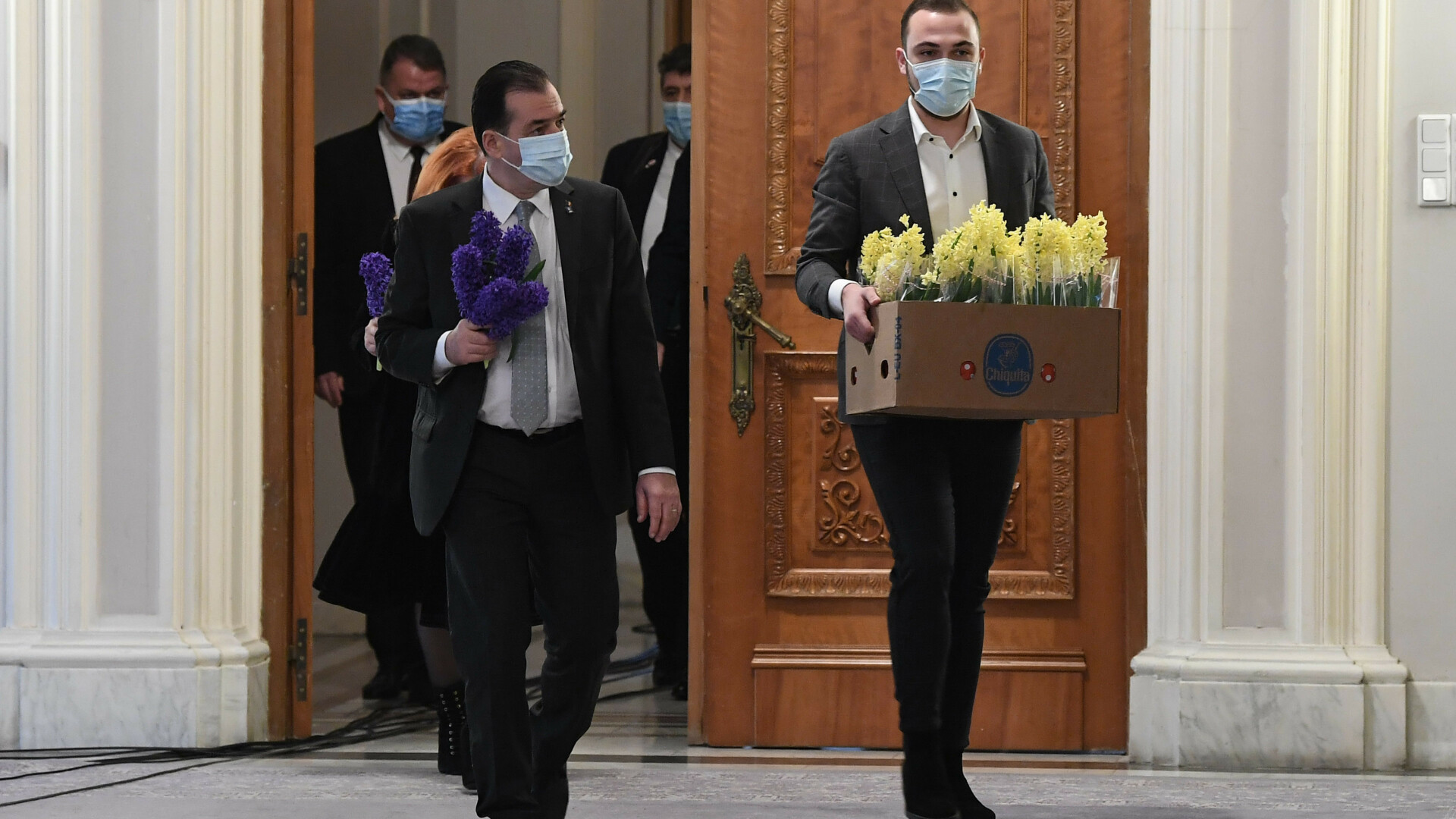 Orban a împărțit flori, fără mănuși: ”Nu pot fi un transmițător al bolii. M-am spălat”