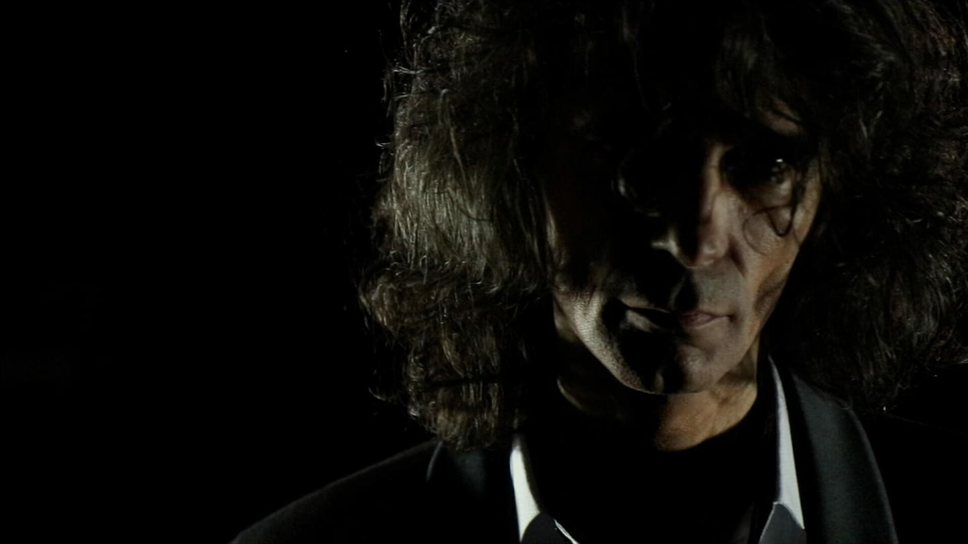 Ravi revine pe scena muzicală cu o piesă folk, ”Departe de tine”, de pe viitorul album