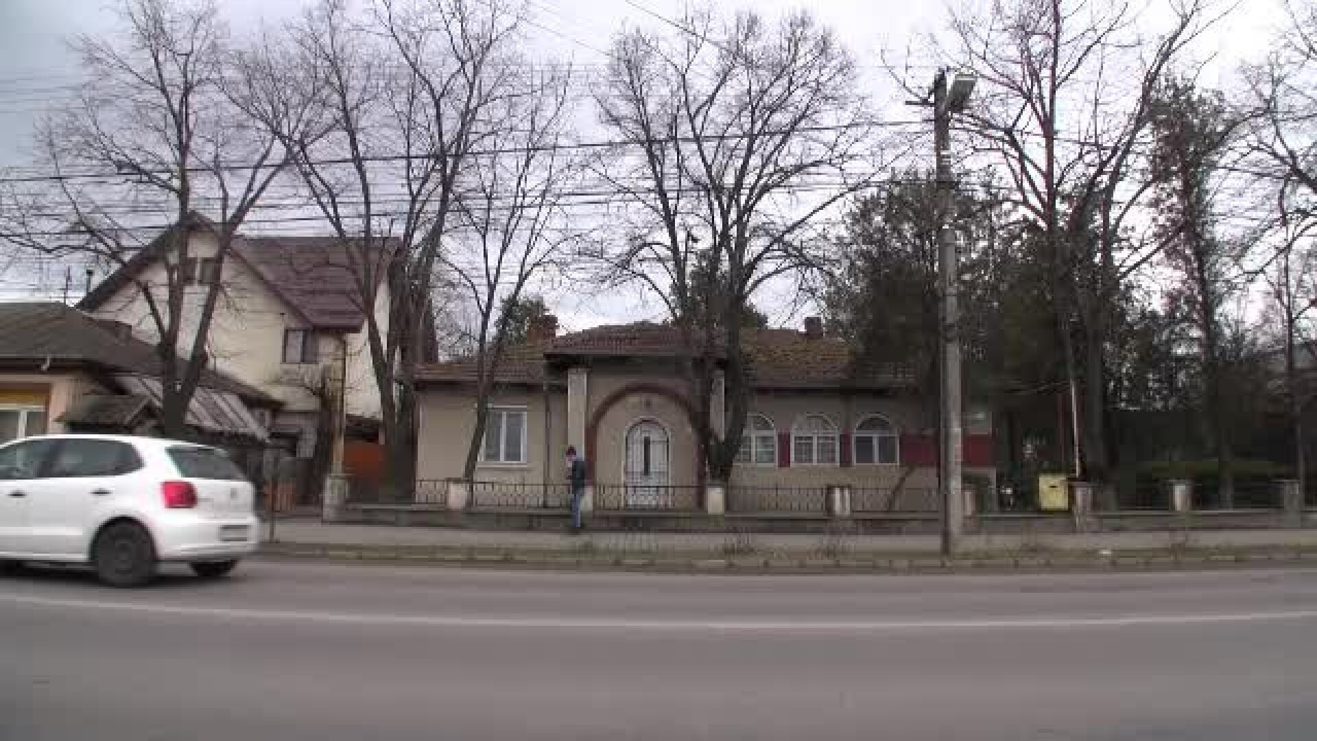 Individ necunoscut, filmat când fură voturile din arhiva judecătoriei Mizil. Un candidat reclamase fraudarea alegerilor