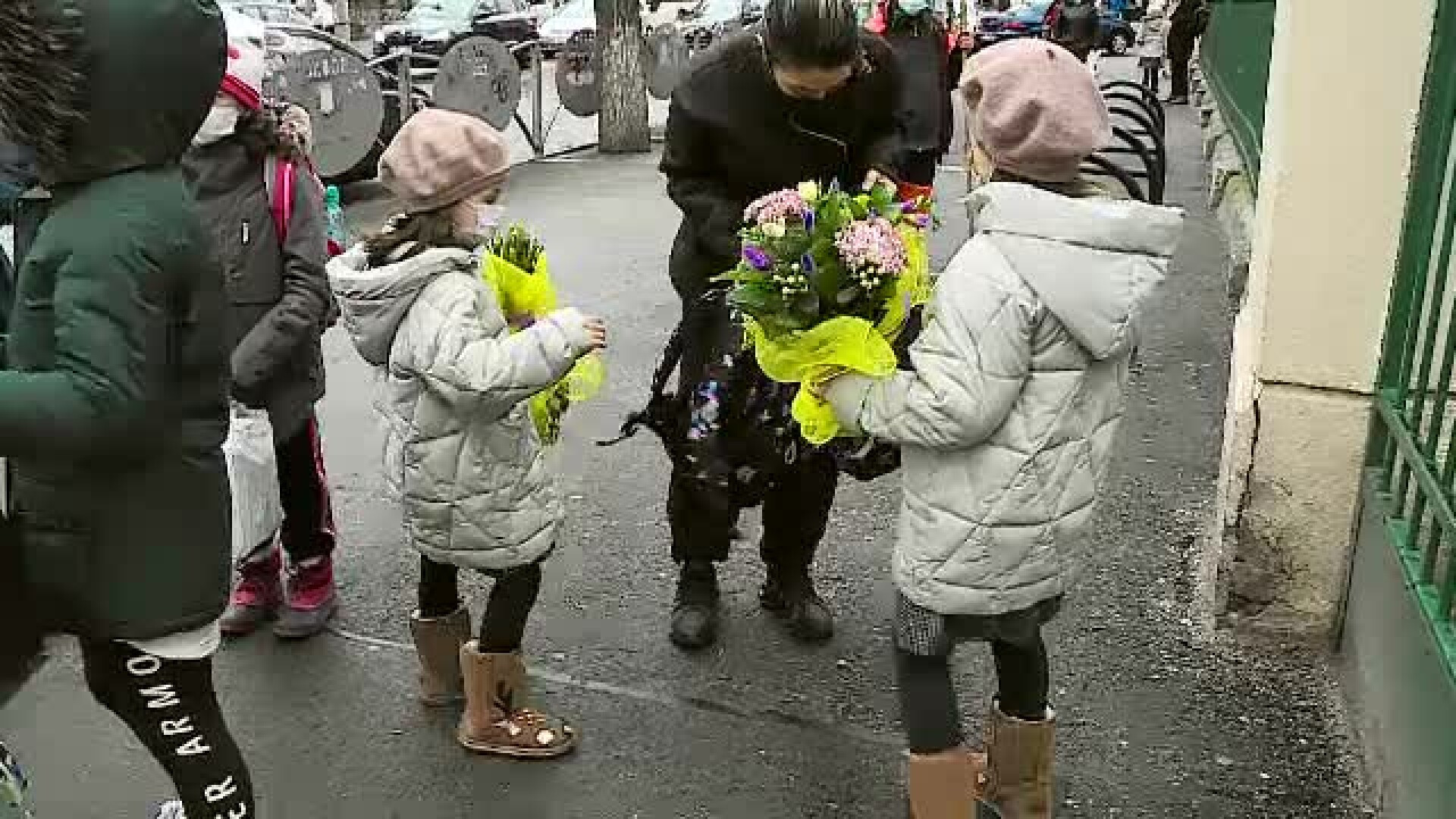 A fost sărbătoare de 1 martie în școli. Copiii au împărțit bucuroși flori și mărțișoare