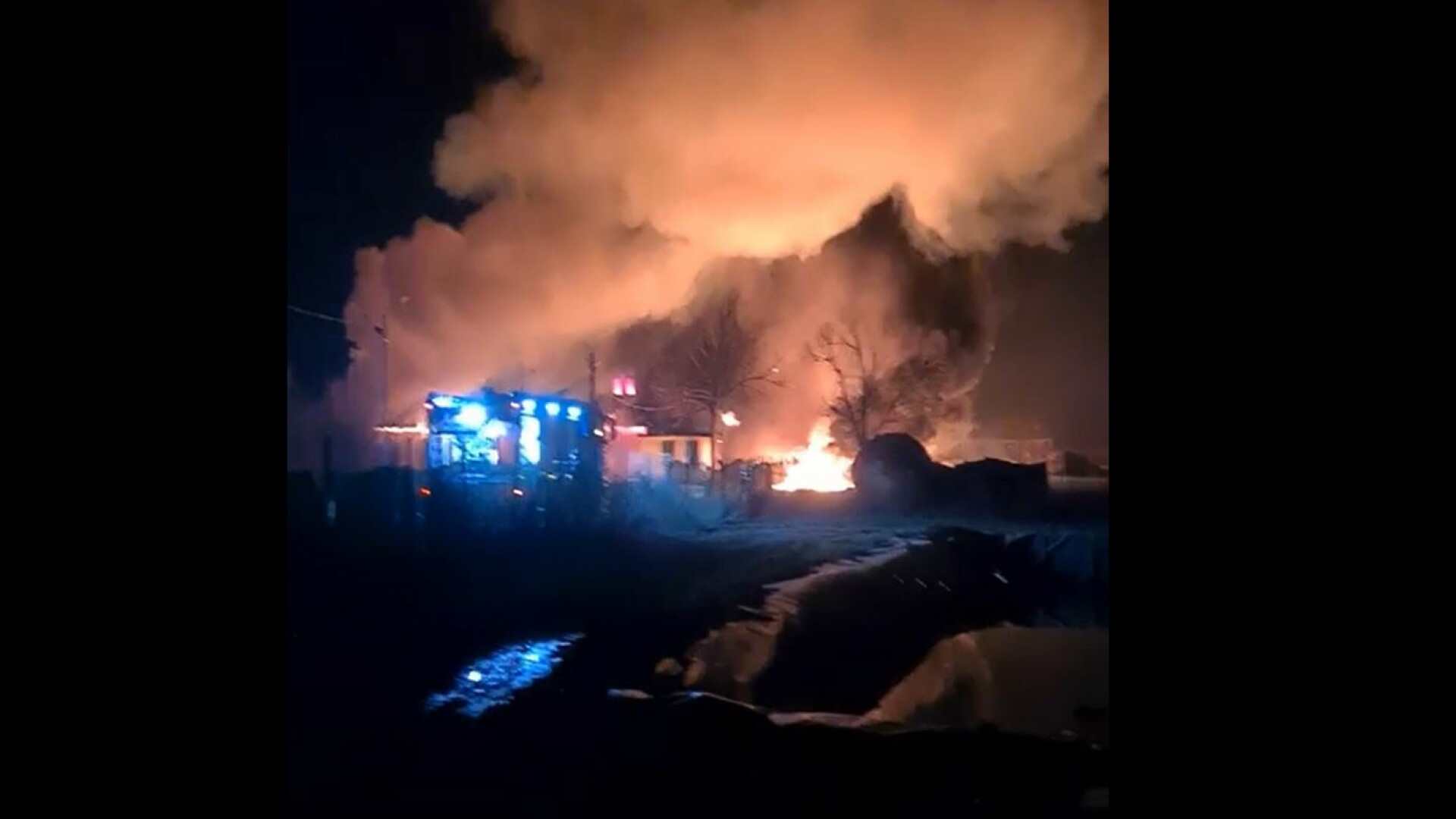 Incendiu violent la o fabrică de produse din țiței din Prahova. Două persoane au suferit arsuri grave