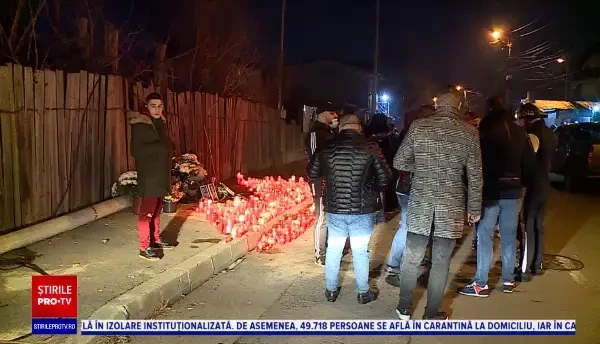 Priveghi la locul tragediei din Andronache. Rudele fetelor ucise în accident au aprins lumânări în memoria victimelor