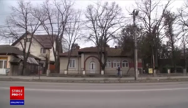 Individ necunoscut, filmat când fură voturile din arhiva judecătoriei Mizil. Un candidat reclamase fraudarea alegerilor