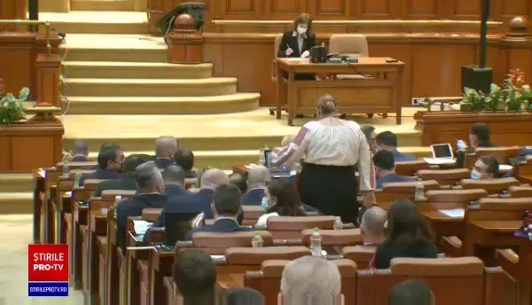 Șoșoacă l-a atacat pe Orban, provocând râsete: ”Nu știam că știți să numărați până la 1 minut”