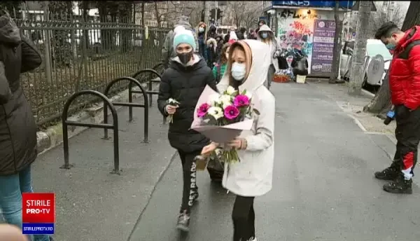 A fost sărbătoare de 1 martie în școli. Copiii au împărțit bucuroși flori și mărțișoare