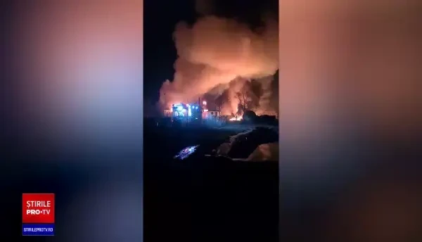 Incendiu violent la o fabrică de produse din țiței din Prahova. Două persoane au suferit arsuri grave