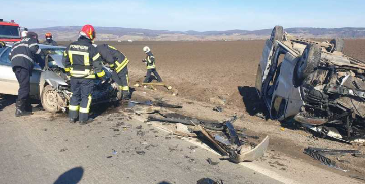 Accident grav pe DN 13, în care au fost implicate un microbuz cu 11 pasageri și un autoturism