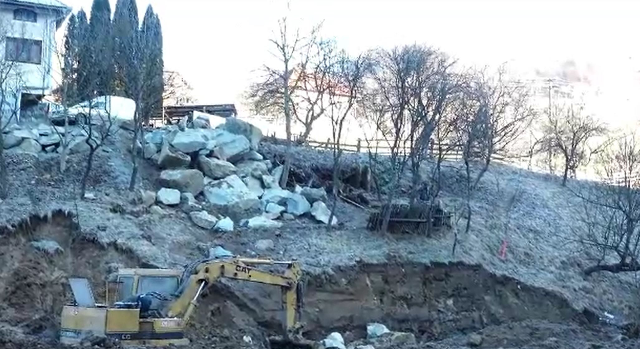 Mai multe case din Bistriţa-Năsăud, la un pas să se dărâme din cauza alunecărilor de teren