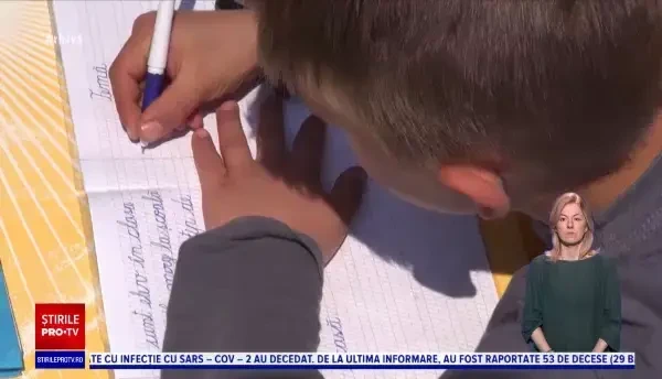 Învățător din Iași, acuzat că țipă și bate elevii. O mamă a instalat o cameră video pe hainele fetei