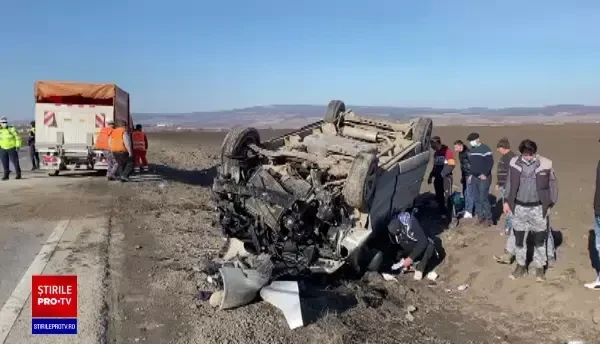 Accident grav pe DN 13, în care au fost implicate un microbuz cu 10 pasageri și un autoturism
