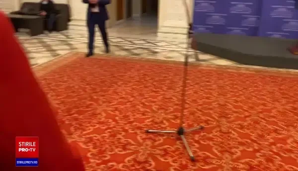 Parlamentarii AUR și PSD au fost prinși în timp ce votau ”la două mâini”. Ce explicații au dat