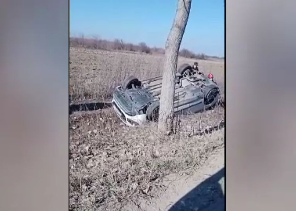 Șoferiță de 40 de ani, la un pas de moarte după ce s-a răsturnat pe un câmp, în Dâmbovița