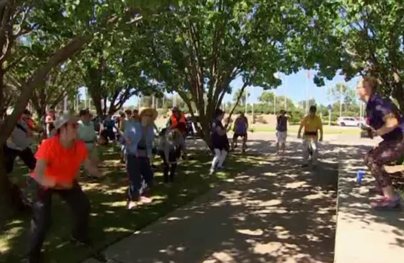 Sportul finlandez importat cu succes în Australia. Cum se practică pe stradă „nordic walking”