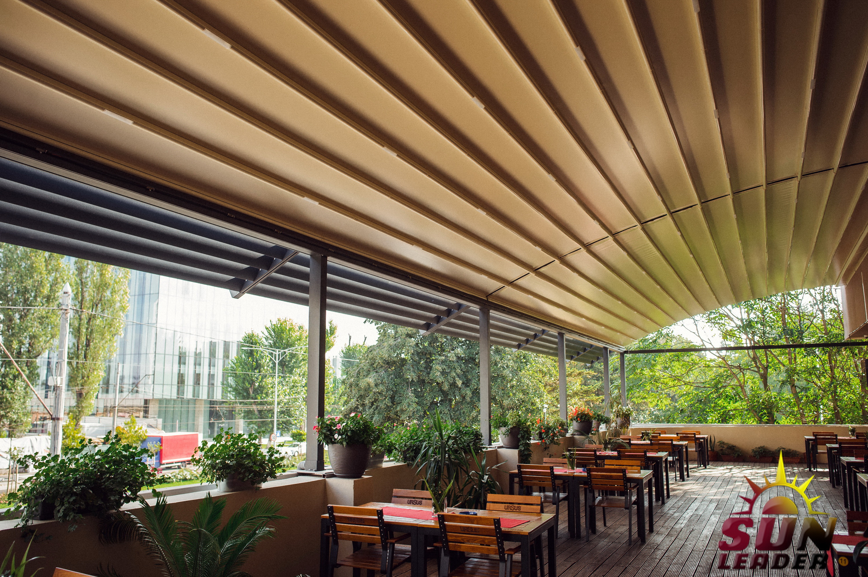 (P) Cum să prelungești viața unei terase. Amenajare în 3 pași, cu o pergolă retractabilă