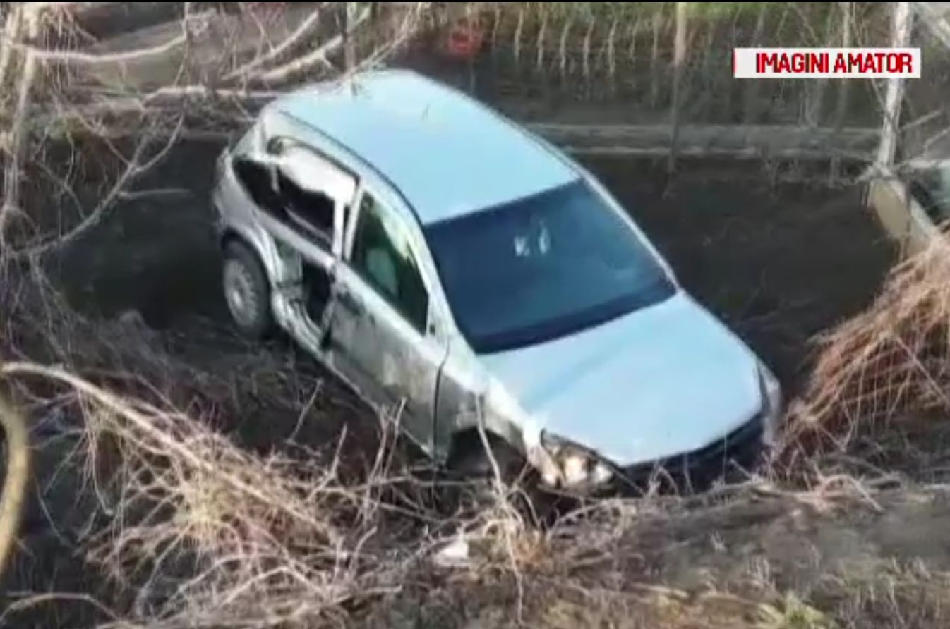 A căzut cu mașina de pe un pod și a scăpat nevătămat. Pățania unui tânăr din Constanța