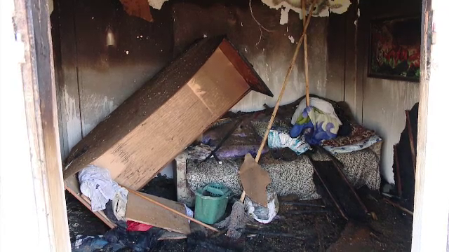 Un bărbat cu picioarele amputate a murit ars de viu în pat din cauza unui reșou electric