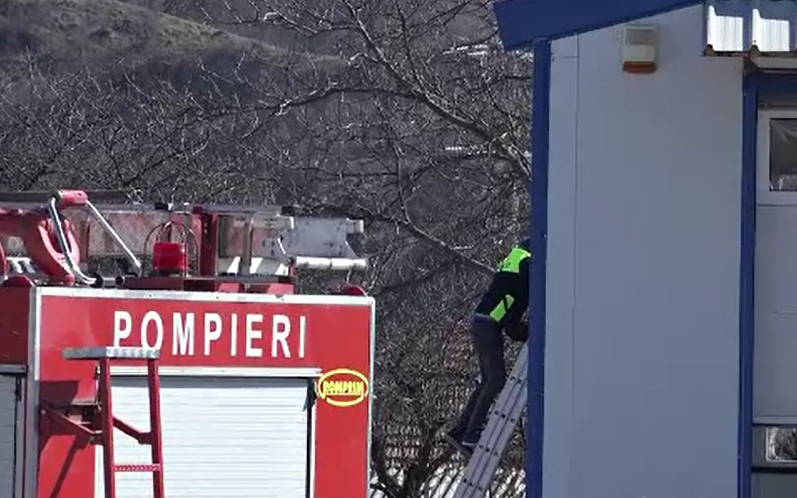 Tragedie în Argeș. Un bărbat a murit electrocutat în timp ce lucra pe acoperișul unei hale