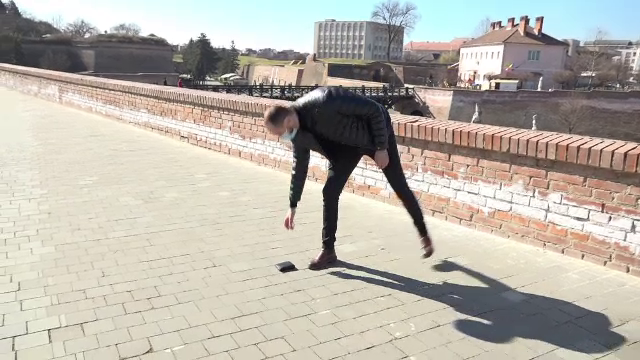 Ce a făcut un tânăr din Alba când a găsit un portofel cu 1.300 de lei în mijlocul drumului